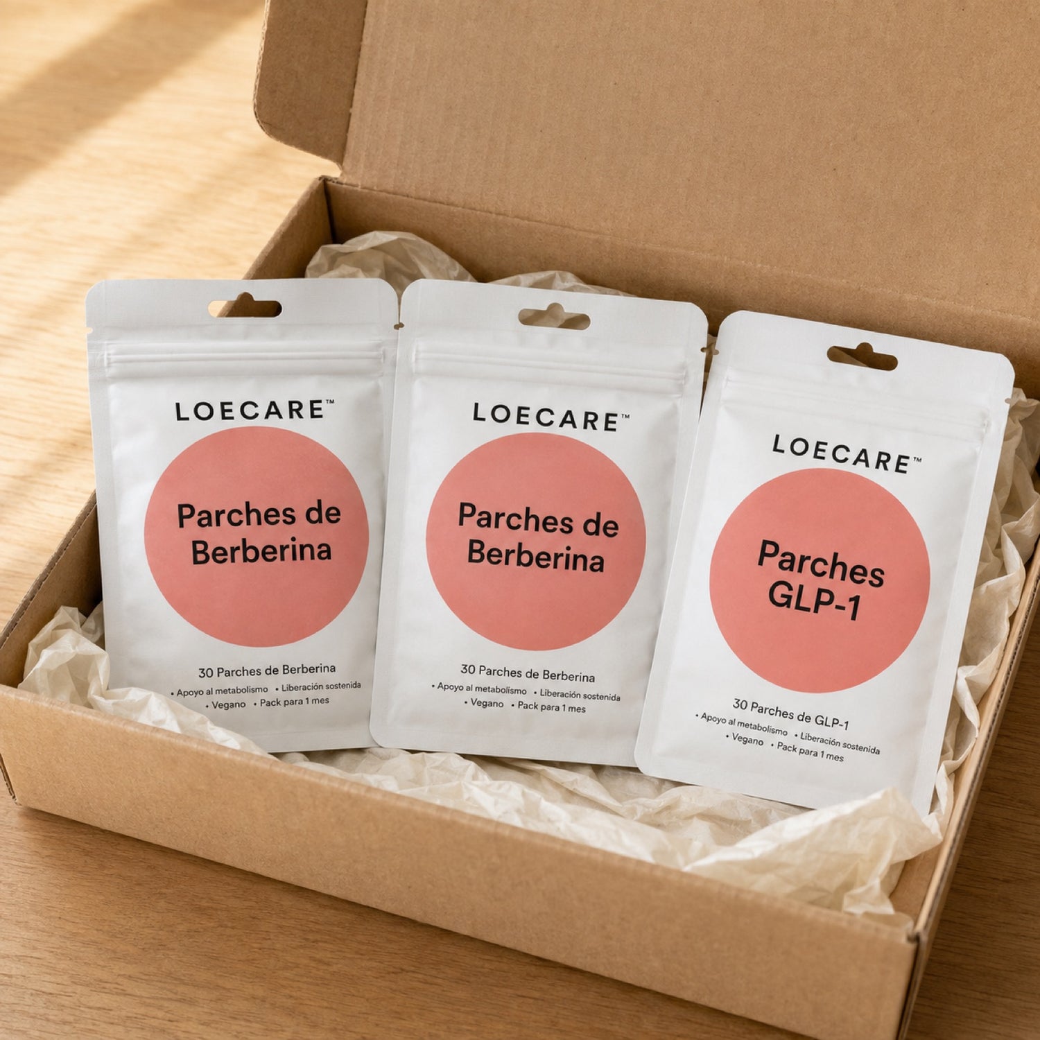 Contenido de la oferta LOECARE: dos sobres de 30 parches de berberina y un sobre de parches GLP-1 de regalo, en una caja abierta. Presentación ilustrativa.