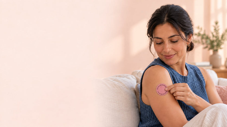 Mujer poniéndose un parche de berberina Loecare en el brazo